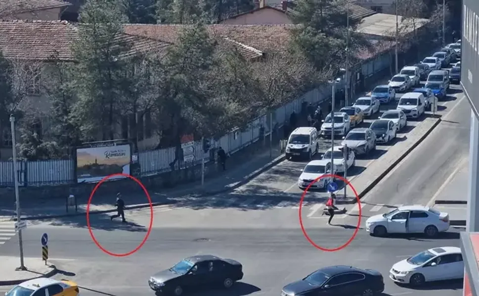 Diyarbakır'da adliye yakınında dehşet: Sıka sıka kovaladı!