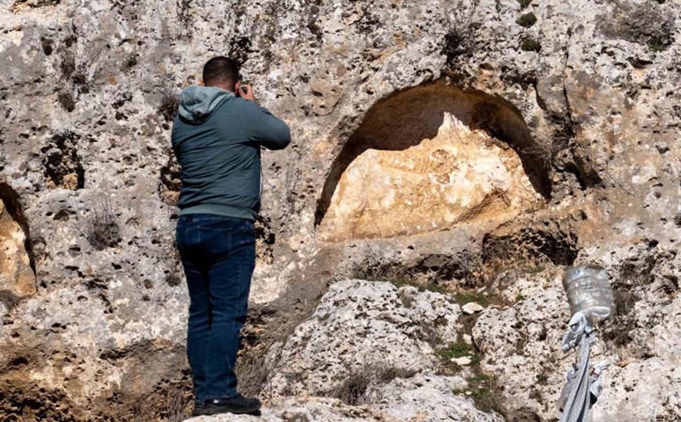 Ergani’de kaya mezarları fotoğraflandı