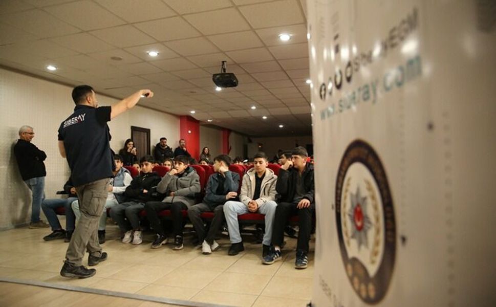 Diyarbakır'da polisler okullarda eğitim veriyor