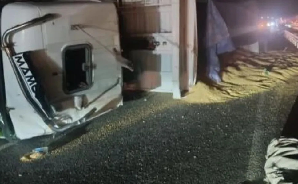 Diyarbakır'da buğday yüklü TIR devrildi