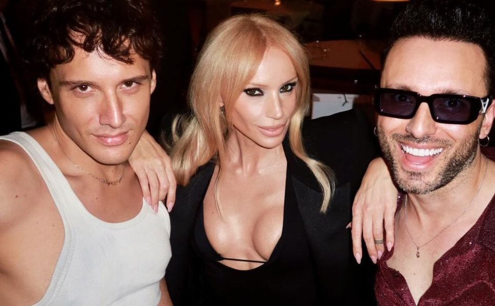 Ünlü şarkıcı hakkında yakalama kararı çıkarıldı!