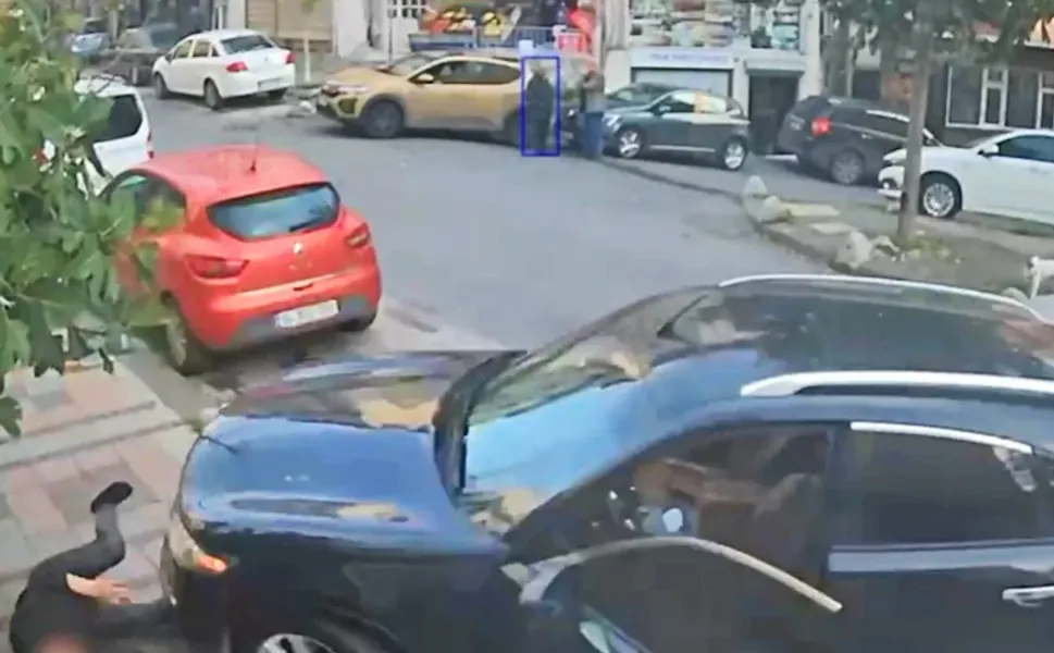 Şaka gibi kaza: Kendi arabasıyla kendine çarptı