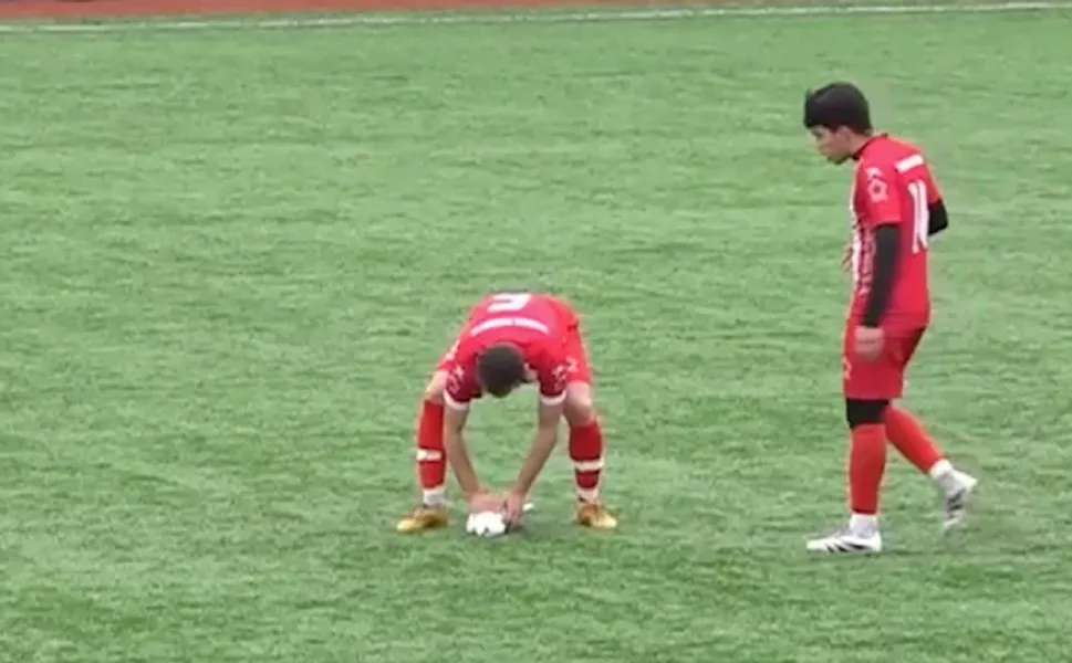 Maçta şutla vurulan martı, kalp masajıyla hayata döndürüldü