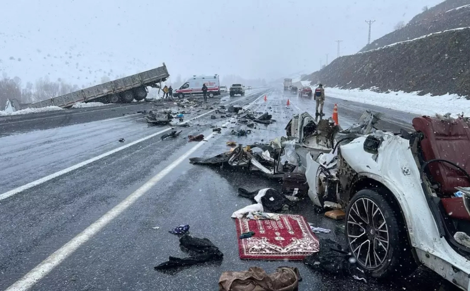 Bitlis’te feci kaza: Tır ile otomobil çarpıştı, 2 ölü 5 yaralı