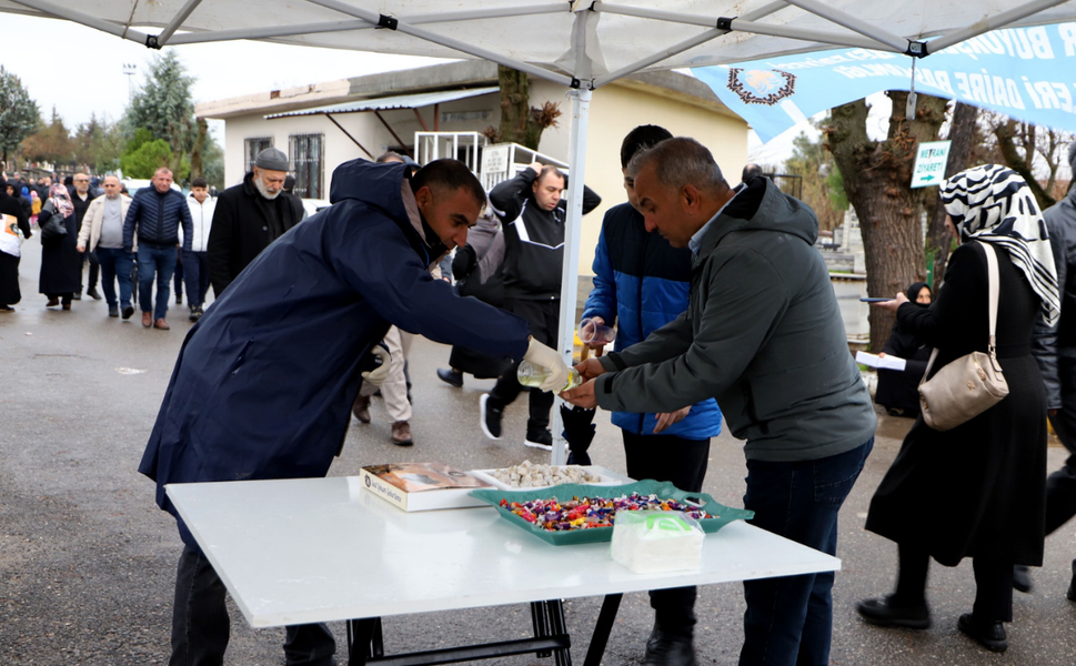Diyarbakır Büyükşehir'den bayramda şeker, lokum ve kolonya ikramı