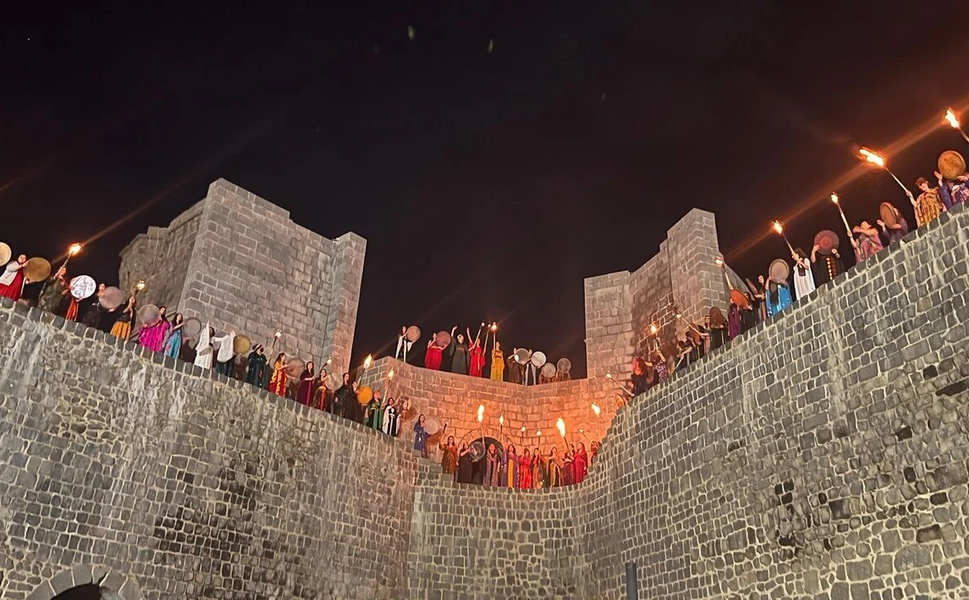 Diyarbakır’da tarihi surlarda Nevroz ateşi yakıldı