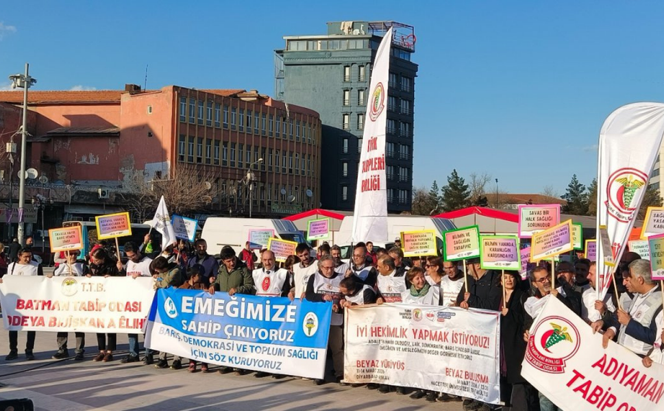 Sağlık çalışanları Diyarbakır’da yürüyüş yaptı