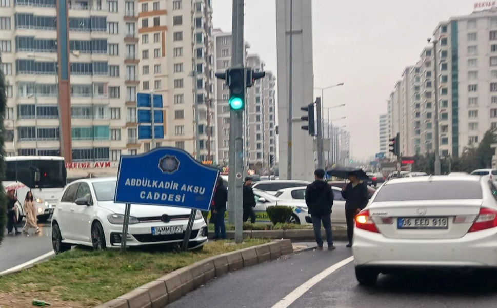 Diyarbakır’da yağış kazayı getirdi: Araç refüje çıktı