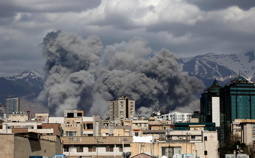Tahran bombardıman altında: Devlet televizyonu IRIB vuruldu