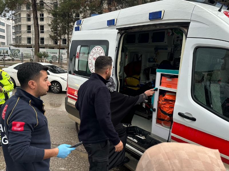 Çarpışma Sonucu Aydınlatma Direği Devrildi