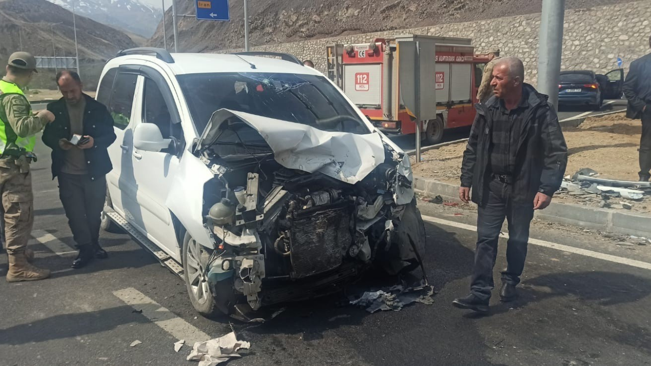 Hakkari’de Sabah Saatlerinde Kaza 2’Si Ağır 8 Kişi Yaralandı
