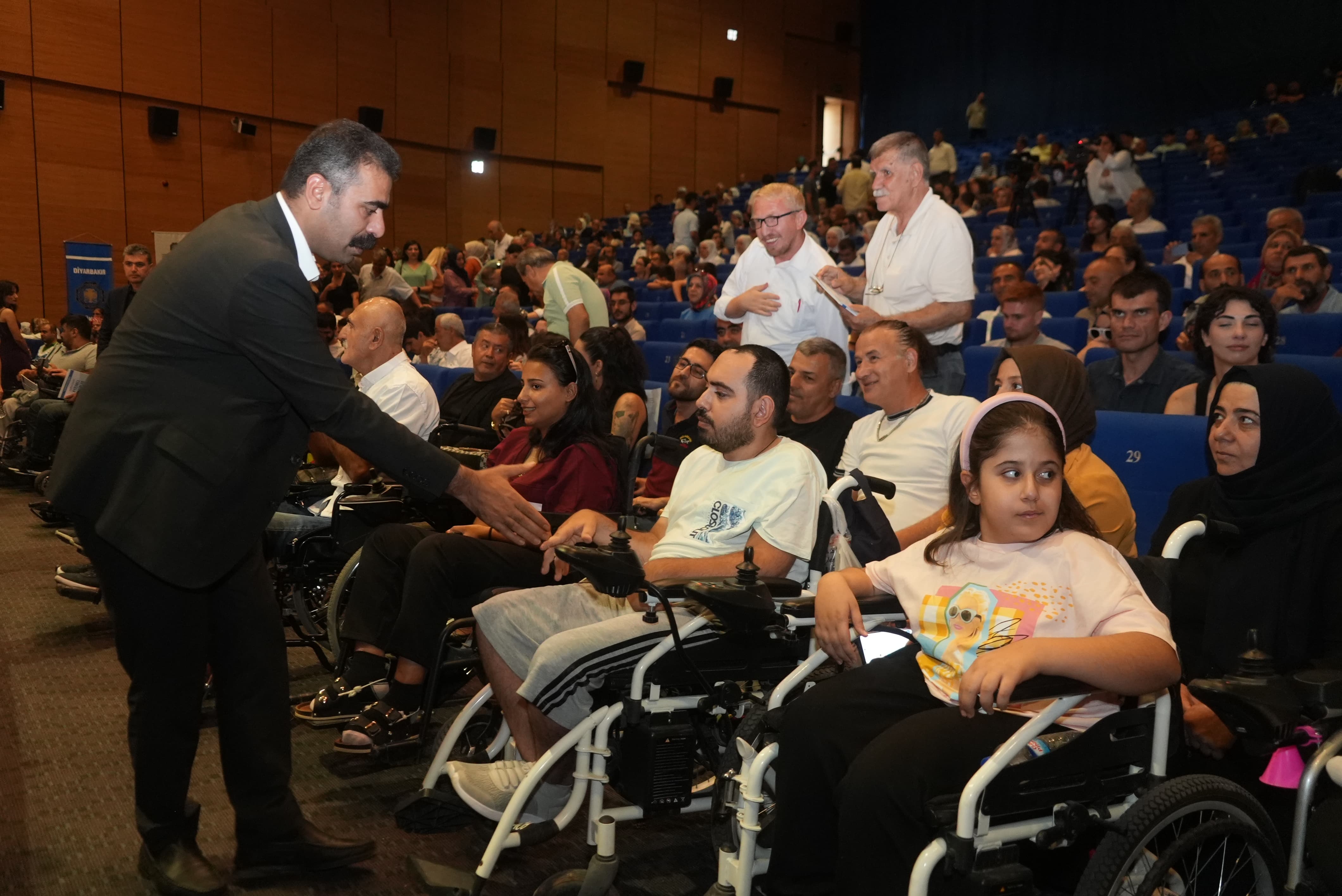 Diyarbakır'da "engelliler için barış ve demokratik toplum arayışı konferansı" düzenlendi-1