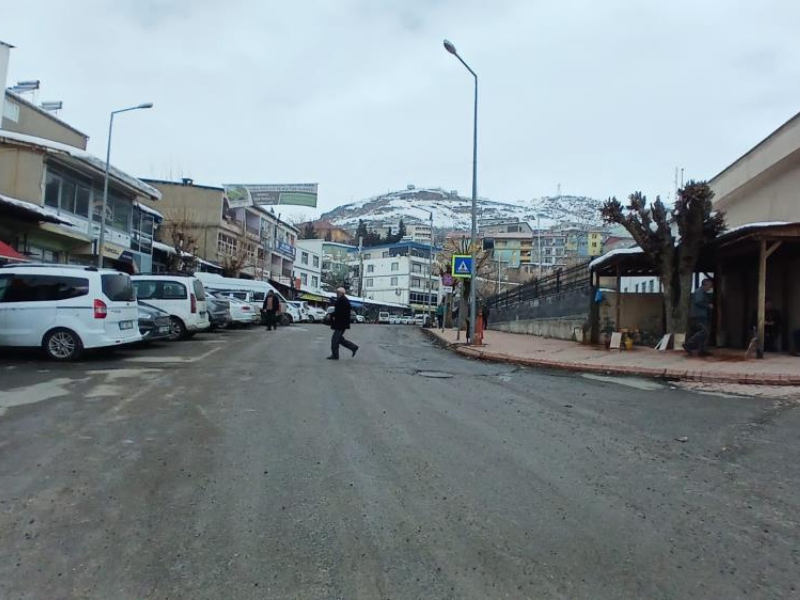 Kar Yiğinlari Şehi̇r Dişina Taşindi