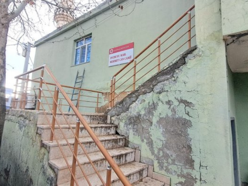 Duvarlar Ve Tavan Çatlaklarla Dolu