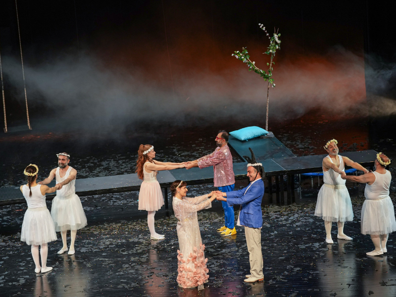 Geniş Oyuncu Kadrosu Sahnedeydi